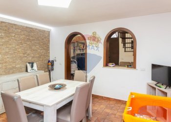 Sala da pranzo - Casa indipendente Via XXXI Maggio
 
19-21, Catania - foto 8