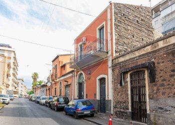 Edificio all\'aperto - Casa indipendente Via XXXI Maggio
 
19-21, Catania - foto 1