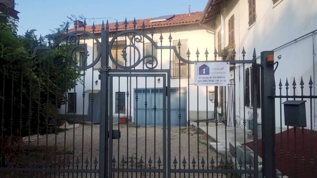 Cortile interno - Villa Bifamiliare via Giovanni Giobert, Mongardino - foto 2