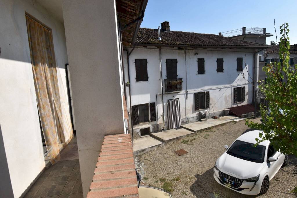 Cortile interno - Villa Bifamiliare via Giovanni Giobert, Mongardino - foto 3