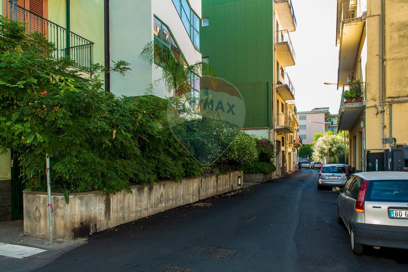 Edificio all\'aperto - Commercial Premises via Turchia
 
48, Acireale - photo 1