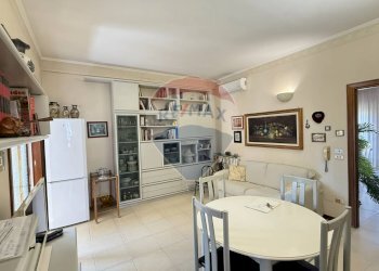 Sala da pranzo - Appartamento Via Alfonso Perrone
 
9, Vieste - foto 7