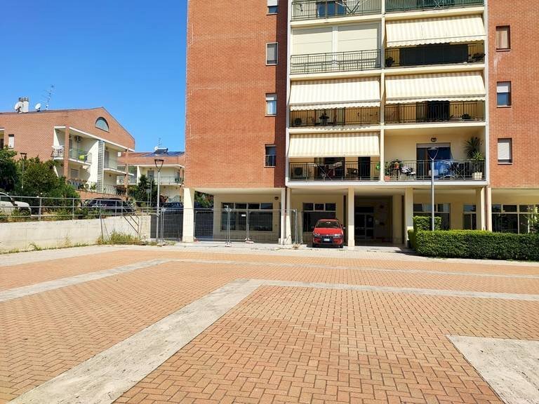 Foto 1 - Commercial Premises PIAZZA ATENE
 
2, Spoltore - photo 1