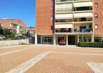 Foto 1 - Locale Commerciale PIAZZA ATENE
 
2, Spoltore - foto 1