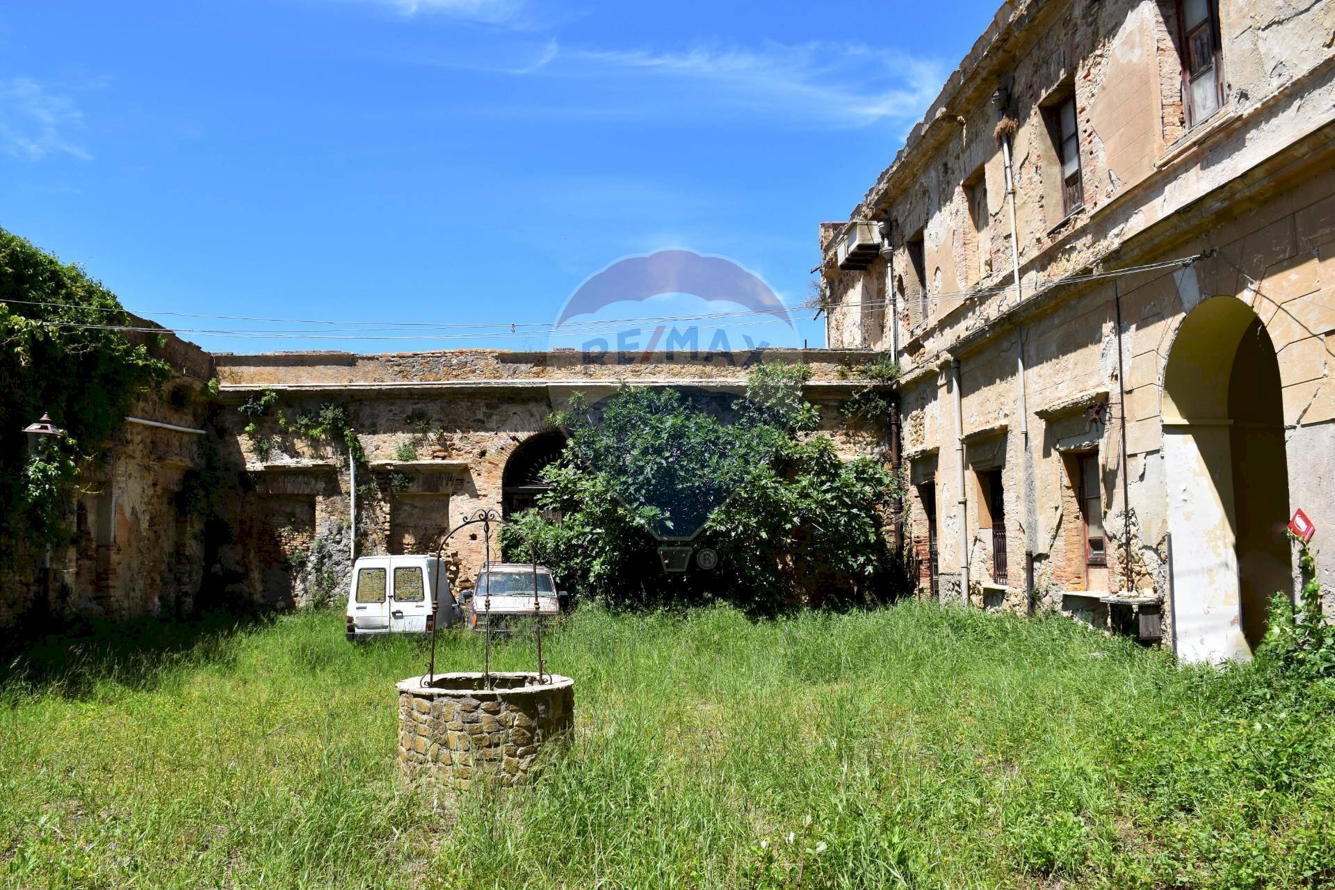 Cortile interno - Particolare - Stabile - Palazzo Largo Papa Giovanni XXII
 
24, Montemaggiore Belsito - foto 1