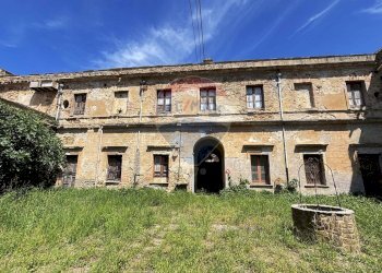 Cortile interno - Stabile - Palazzo Largo Papa Giovanni XXII
 
24, Montemaggiore Belsito - foto 2