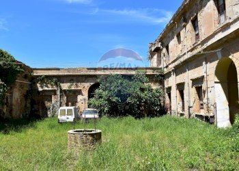 Cortile interno - Particolare - Stabile - Palazzo Largo Papa Giovanni XXII
 
24, Montemaggiore Belsito - foto 1