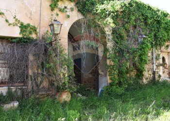 Cortile interno - Stabile - Palazzo Largo Papa Giovanni XXII
 
24, Montemaggiore Belsito - foto 9
