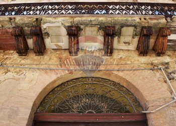 Particolare prospetto su Largo Papa Giovanni XXIII - Stabile - Palazzo Largo Papa Giovanni XXII
 
24, Montemaggiore Belsito - foto 15