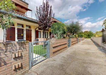 Villa a Schiera Via San Isidoro, Cento - foto 1