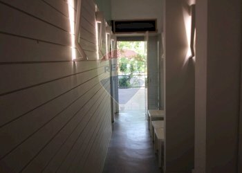 Hall / corridoio - Locale Commerciale Corso del Popolo
 
44, Paterno - foto 8