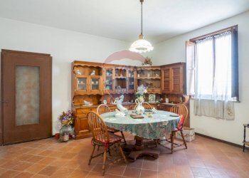 Sala da pranzo - Azienda agricola VIA PO MORTO
 
36, Torricella del Pizzo - foto 22