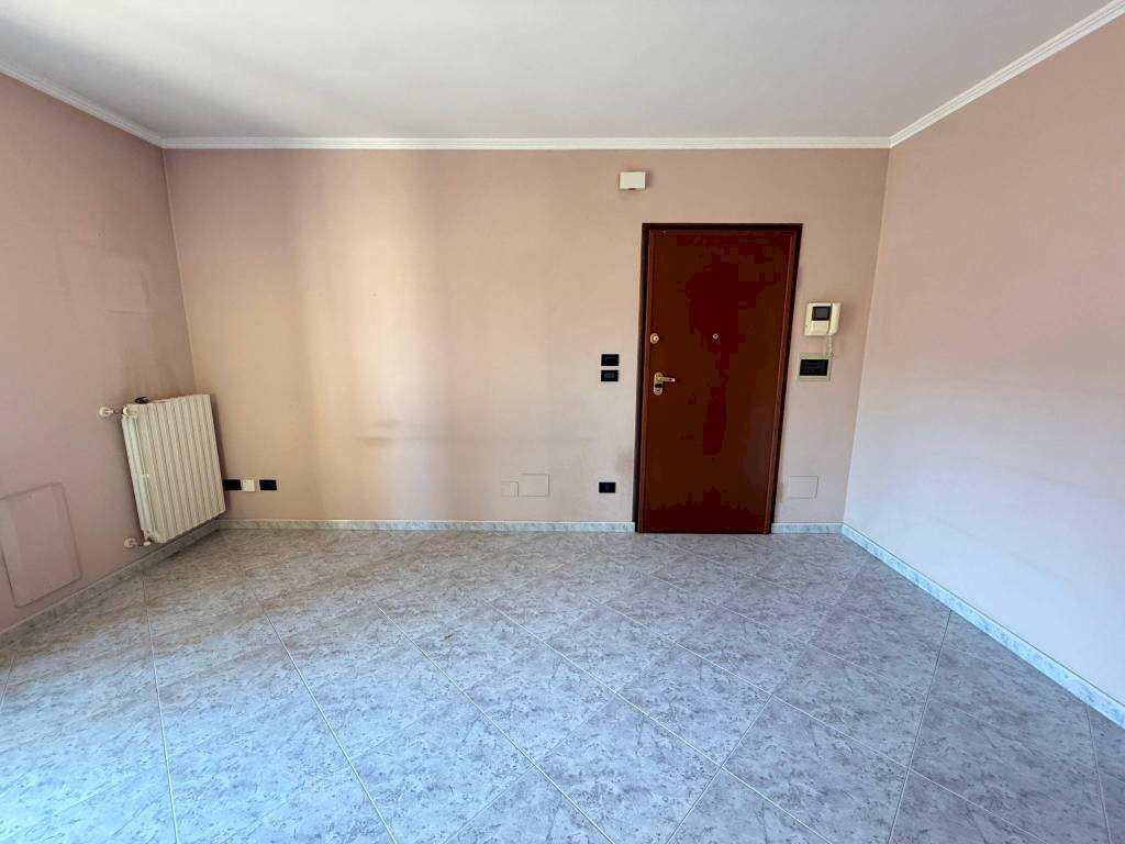 Soggiorno - Quadrilocale piazza Giuseppe Garibaldi, Pinerolo - foto 3