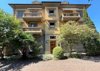 Facciata - Four-room apartment piazza Giuseppe Garibaldi, Pinerolo - photo 1