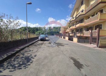 Edificio all\'aperto - Locale Commerciale Via Liria
 
4, Giardini-Naxos - foto 8