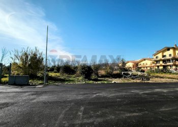 Edificio all\'aperto - Locale Commerciale Via Liria
 
4, Giardini-Naxos - foto 4