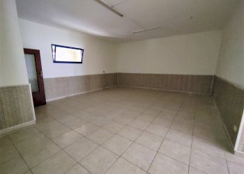 Foto 2 - Locale Commerciale Via Corso Umberto I
96, San Nicandro Garganico - foto 2