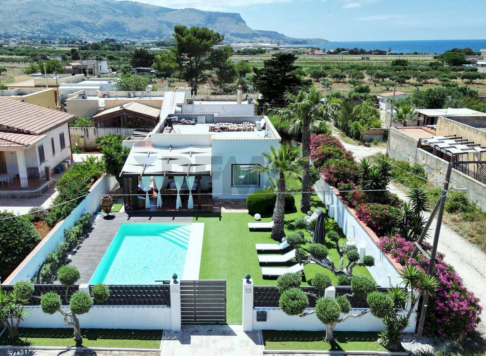 Piscina - Villa Via Della Cernia
 
13, Valderice - foto 1