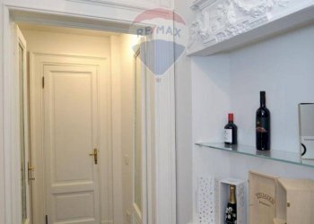 \nHall / corridoio\n - Apartment Via Giacomo Leopardi
 
21, Milano - photo 7