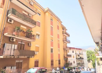 Four-room apartment Via Santa Marta, Messina - photo 1