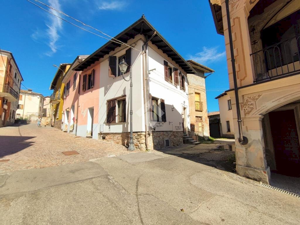 Casa indipendente Via 5 Martiri, Carezzano - foto 1