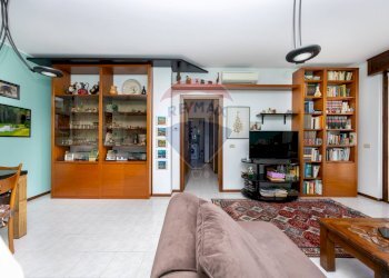 Soggiorno - Quadrilocale Via Conti Anguissola
 
12, Truccazzano - foto 3