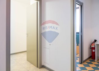 Hall / corridoio - Commercial Premises via Provinciale
 
15, Lallio - photo 32