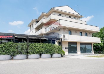 Edificio all\'aperto - Locale Commerciale via Provinciale
15, Bergamo - foto 1