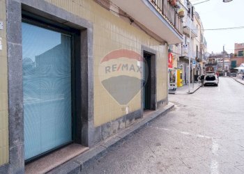 Edificio all\'aperto - Negozio Via Umberto
 
209, Maletto - foto 2