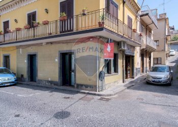 Edificio all\'aperto - Negozio Via Umberto
 
209, Maletto - foto 4