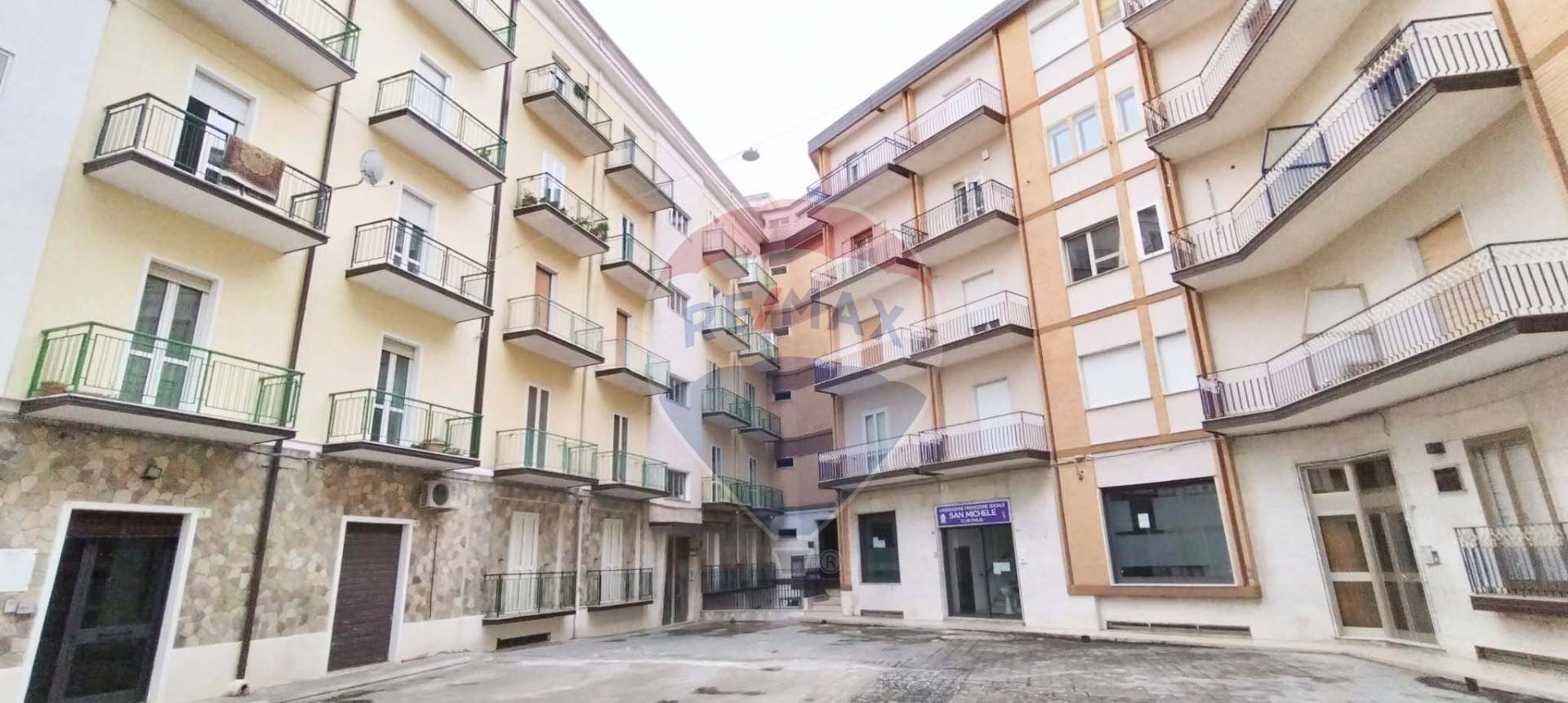 Edificio all\'aperto - Four-room apartment Piazza Guglielmo Marconi
 
4, Monte Sant'Angelo - photo 1