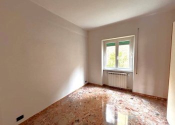 Camera da letto - Trilocale corso Ferdinando Magellano, Genova (zona Sampierdarena) - foto 7