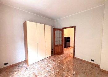 Camera da letto - Trilocale corso Ferdinando Magellano, Genova (zona Sampierdarena) - foto 9