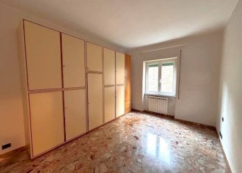 Camera da letto - Trilocale corso Ferdinando Magellano, Genova (zona Sampierdarena) - foto 14