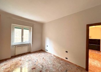 Camera da letto - Trilocale corso Ferdinando Magellano, Genova (zona Sampierdarena) - foto 15