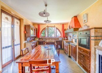 Cucina - Villa via Beati, n 95, Castelletto Sopra Ticino - foto 19