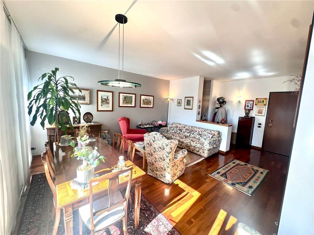Four-room apartment PIAZZA PADANIA 1, Erba - photo 1