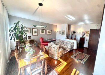 Four-room apartment PIAZZA PADANIA 1, Erba - photo 1
