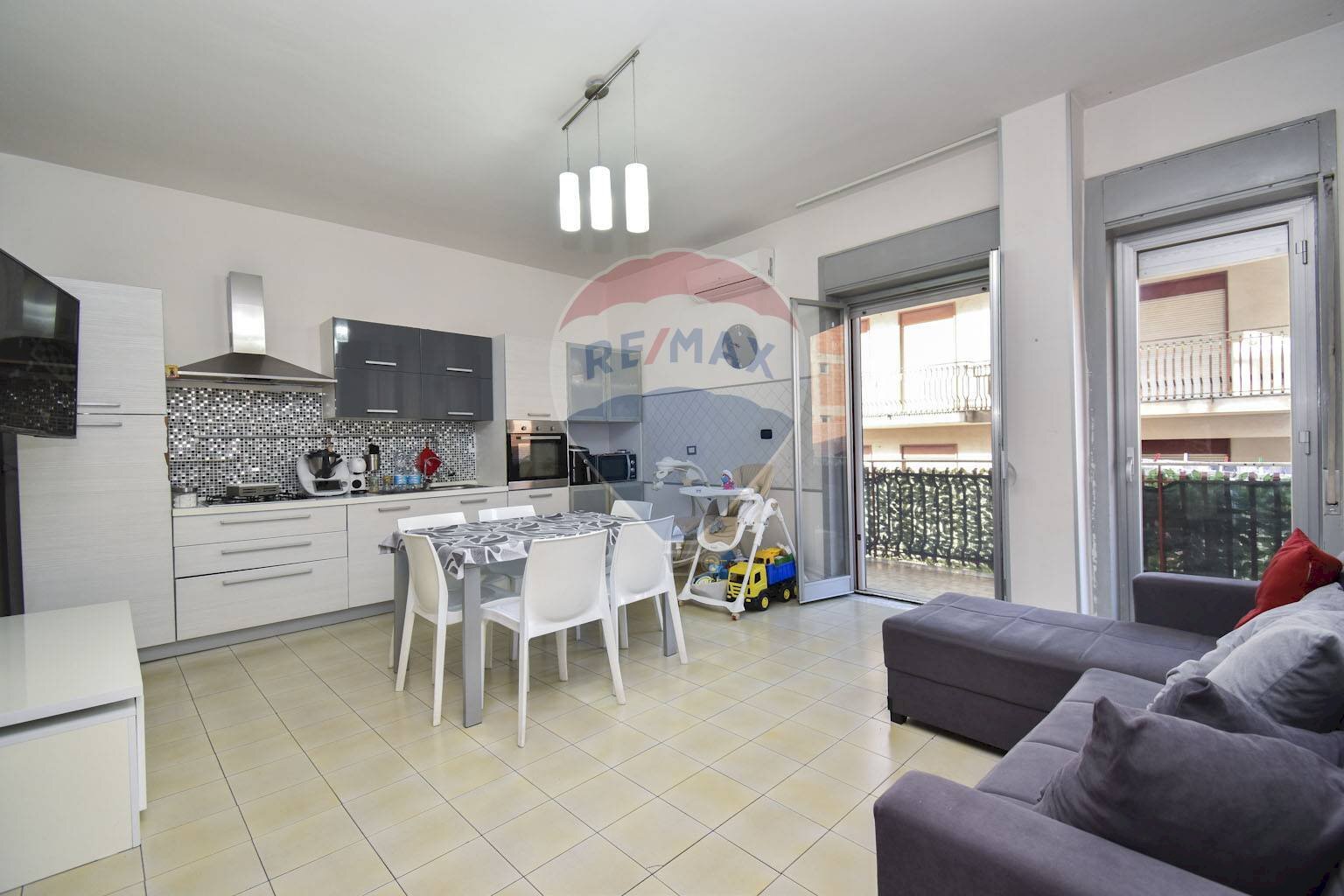 Sala da pranzo - Quadrilocale Via dei Palici
 
28, Adrano - foto 1