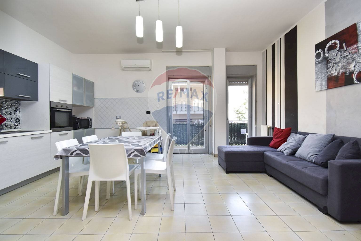 Sala da pranzo - Quadrilocale Via dei Palici
 
28, Adrano - foto 3