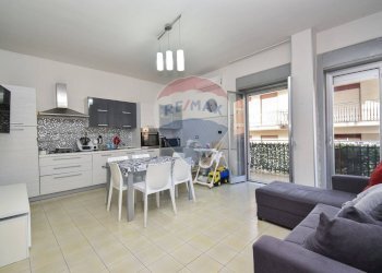 Sala da pranzo - Quadrilocale Via dei Palici
 
28, Adrano - foto 1