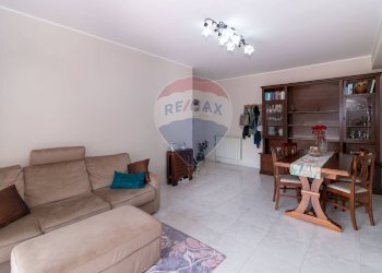 Sala da pranzo - Trilocale Antonino Corsaro
 
11, Camporotondo Etneo - foto 8