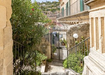 Edificio all\'aperto - Casa indipendente CORSO UMBERTO 1
 
244, Modica - foto 37