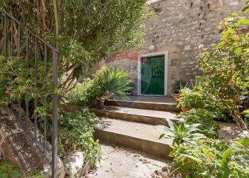 Giardino - Casa indipendente CORSO UMBERTO 1
 
244, Modica - foto 1