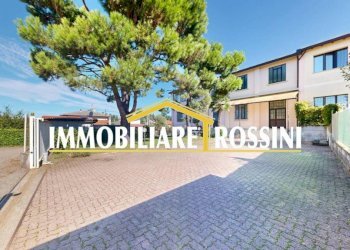 Cortile interno - Villa via Guglielmo Marconi, 25, Gazzada Schianno - foto 4