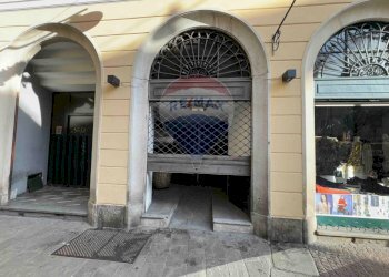 Edificio all\'aperto - Locale Commerciale Via Carlo Cattaneo
 
2, Varese - foto 3