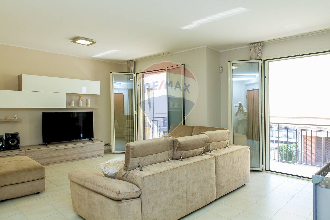 Soggiorno /pranzo - Apartment via E. MACRI'
 
8, Acireale - photo 1