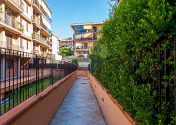 Percorso pedonale ingresso scala - Apartment via E. MACRI'
 
8, Acireale - photo 4