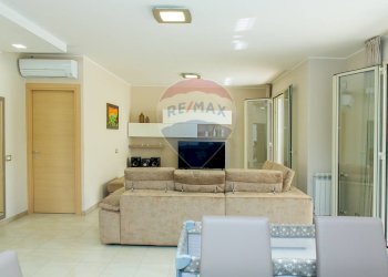 Soggiorno /pranzo - Apartment via E. MACRI'
 
8, Acireale - photo 12