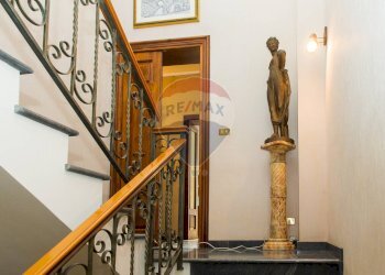 Scale - Appartamento Piazza Roma
 
9, Biancavilla - foto 6